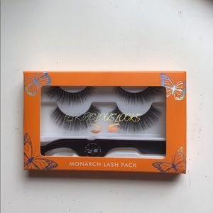 FLIRTACIOUS LASHES WITH APPLICATOR. SILK!!
